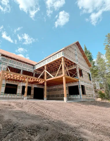 Maison unifamiliale — charpente en construction