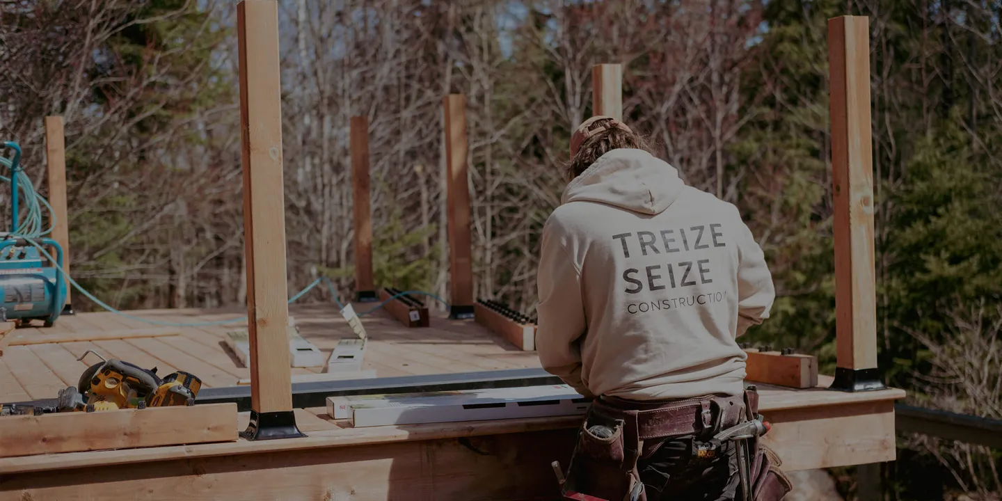 Charpente en bois sur chantier résidentiel au Québec — TREIZE SEIZE
