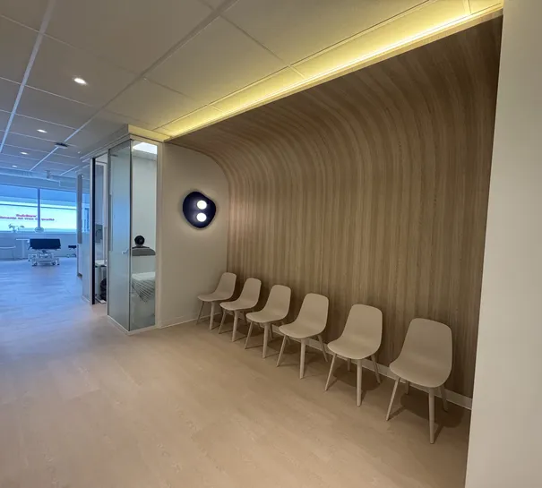 Salle d'attente commerciale — finition bois courbé