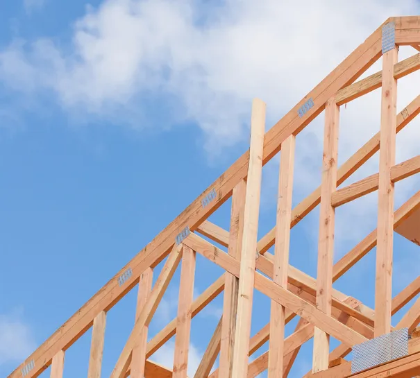 Équipe de charpentiers sur un chantier au Québec